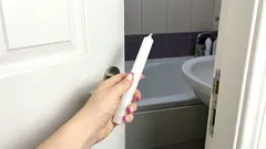 Une fois par mois, je vais aux toilettes et j'emporte une bougie ordinaire avec moi. Cela résout trois problèmes à la fois.