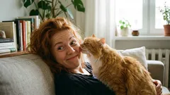 Voici les trois principales raisons pour lesquelles les chats lèchent leurs maîtres.