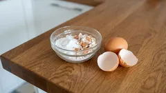 Mélanger des coquilles d'œufs avec du bicarbonate de soude : pourquoi est-ce recommandé et à quoi cela sert-il ?