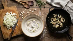 Pourquoi les oignons doivent être trempés dans la farine avant d'être frits : un secret tiré de livres de cuisine tombés dans l'oubli.