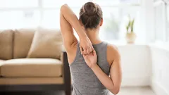 Comment détendre vos épaules et vous débarrasser de votre mauvaise posture ? Étirements doux et renforcement musculaire
