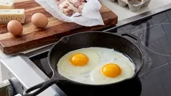 Pourquoi il faut une poêle froide pour réussir des œufs brouillés parfaits : une technique qui va changer vos matins