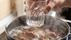 Pourquoi mettre un verre dans la casserole lors de la cuisson de la viande : presque personne ne connaît cette méthode