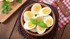 Pourquoi les chefs professionnels ne poursuivent jamais la cuisson des œufs après les avoir portés à ébullition : le secret d'un plat parfait