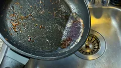 Où devez-vous jeter la graisse de cuisson après avoir fait frire des aliments ? Ne la versez jamais dans l'évier.