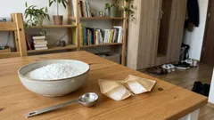 Mélanger du bicarbonate de soude avec du talc : pourquoi c'est un absorbant naturel pour la maison et comment utiliser ce mélange au quotidien