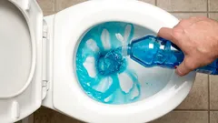 Comment une goutte de liquide vaisselle dans les toilettes peut avoir un effet étonnamment important