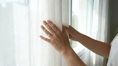 Au lieu de le verser dans un verre, versez-le dans la machine à laver. Vos rideaux gris seront comme neufs.