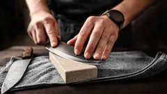 J'ai vu comment on aiguise les couteaux en Inde, et maintenant je le fais aussi chez moi. Même les vieux couteaux deviennent tranchants comme des rasoirs en une minute.