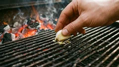 Peu de gens le savent : pourquoi frotter une gousse d'ail sur le gril avant de cuire un barbecue ?