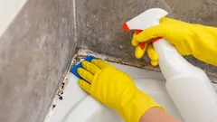Comment éliminer les taches noires laissées par le mastic silicone dans la salle de bain
