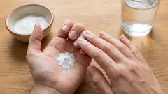 Pourquoi frotter du bicarbonate de soude sur les ongles ? Ce massage bénéfique ne prendra que quelques minutes.