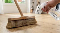Pulvérisation d'un mélange de vinaigre et d'eau sur les balais : pourquoi est-il recommandé de le faire avant de balayer et à quoi cela sert-il ?