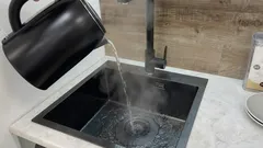 Pourquoi vous ne devriez pas verser d'eau bouillante dans l'évier : l'erreur la plus courante qui peut vous coûter des milliers d'euros.